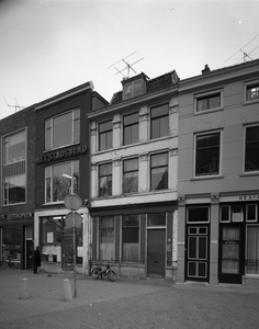 64742 Gezicht op de voorgevel van de panden Neude 29 (rechts, restaurant De Neude)-32 te Utrecht, met het hoofdkantoor ...